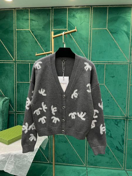 Kadın Sweaters Designer 2023 Milan Pist Bahar Yaz Markası Aynı Stil Kazak Gri Kırmızı Uzun Kollu V Boyun Kültürü Yüksek Kaliteli Kadınlar Beik Weac