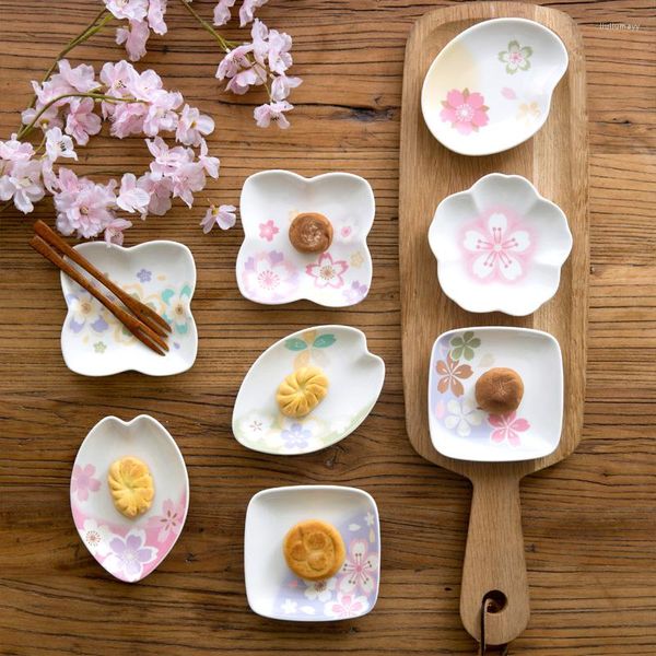 Piatti 8 pezzi Piattino in ceramica giapponese Condimento Spuntino Caramelle Bistecca Forma di fiori di ciliegio Salsa torta