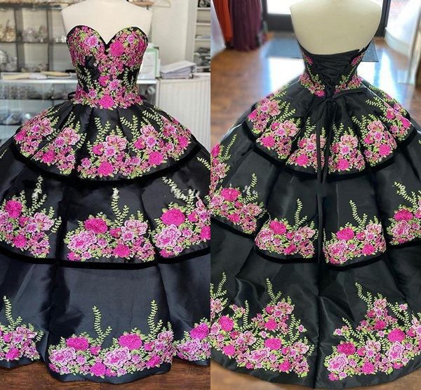 2023 Schwarze Damast-Quinceanera-Kleider, bestickt, dreilagig, Prinzessin, trägerlos, Schnürung, rückenfrei, Ballkleid, Charro Sweet 15-Kleid, Ballkleid