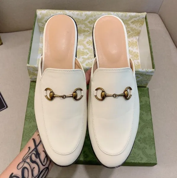 Designer de moda Mulheres chinelas de pele Mocas de couro genu￭no Multa de Princetown Feminino Branco Preto Velvet Casual Sapatos planos cl￡ssicos 35-46