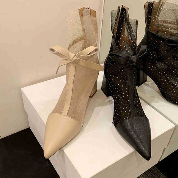 Дизайнерские ботинки Патентная кожаная сетка Полога короткие женские густые каблуки 2022 Осуночные британские туфли для женской моды.