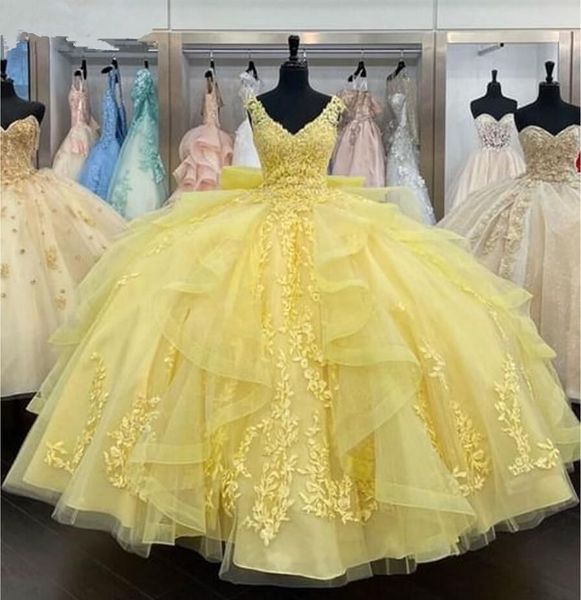 Желтые платья Quinceanera Кружевная аппликация с V-образным вырезом без рукавов с открытыми плечами и оборками на заказ Тюль Милое пышное бальное платье принцессы Vestidos estidos