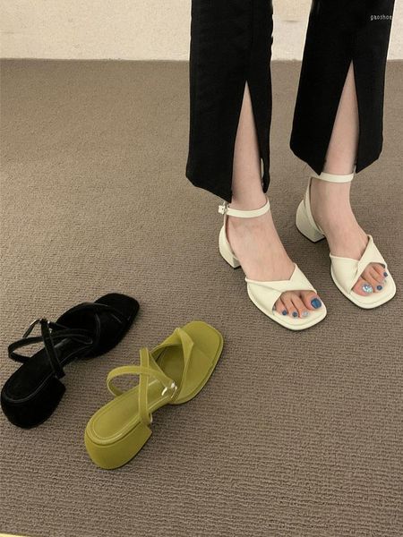 Sandalet 2023 yaz plajı zarif gündelik kadın saf renk toka orta topuklu ayakkabılar bayanlar açık ayak parmağı slip olmayan Kore şık