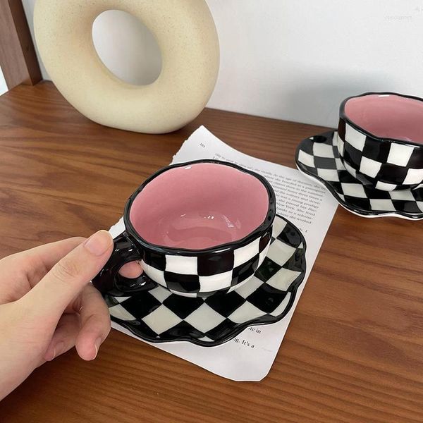 Tazze Piattini Tazza in ceramica dipinta a mano Personalità Scacchiera Design originale Tazza da caffè Piattino Tè Latte Regalo creativo Maniglia Bevanda