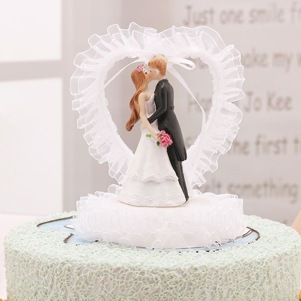 Embrulhar noivo e noivo Fatuetas Toppers de bolo de resina Casamento de bonecas Topper Feliz Aniversário de decoração de noivado do Dia dos Namorados 230110