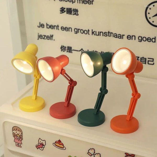 Lampade da tavolo Lampada a LED Lampada da lettura pieghevole in plastica Luce notturna con clip Interruttore di accensione Pulsante Decorazione della stanza dei bambini Semplice Lampka Nocna A