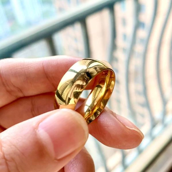 Anéis de casamento Classic Gold Color Ring Tungstênio Carboneto Mulheres Homens de Engajamento Presente Jóias Dome Polido Nome da Banda
