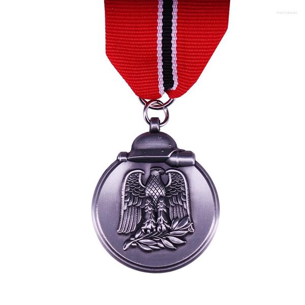 Зимние битвы броши в Восточной медаль 1941/42 с длинной ленточной немецкой военной премией во время Второй мировой войны