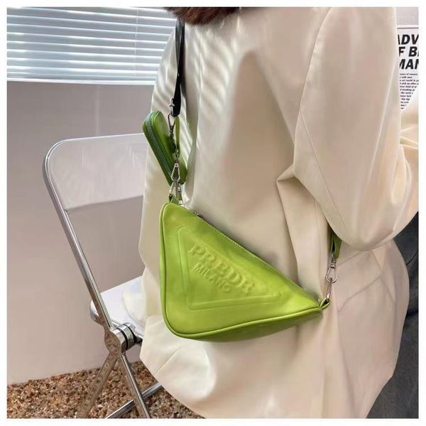 Сумка 2023 Роскошные треугольные сумки на плечо для женщин Искусственная кожа Модная дизайнерская сумка Женская сумка через плечо сбоку