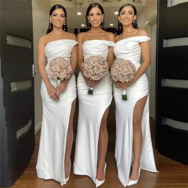 Простые спроектированные белые оболочки подружки невесты.