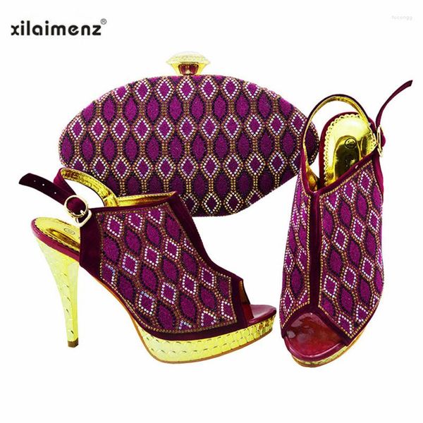 Scarpe eleganti italiani e borse abbinate con cristallo che vende donne viola africane per feste di nozze