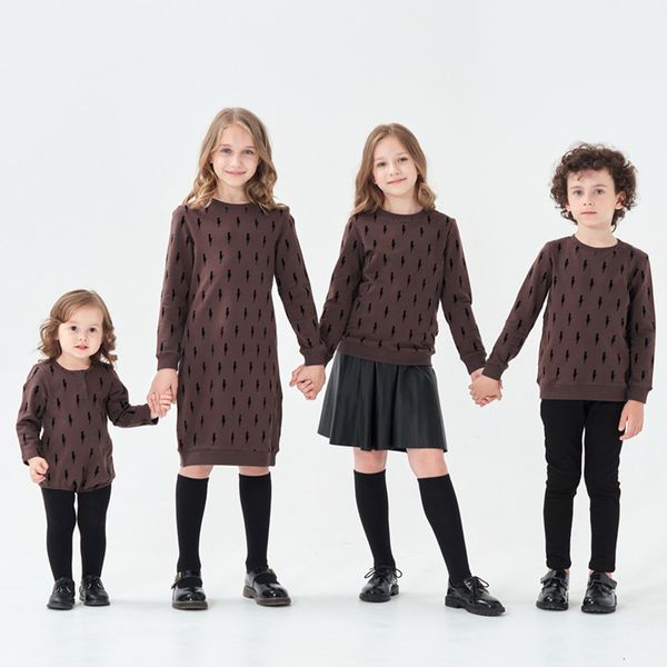 Kleidungssets Kinder 2023 Herbst Winter Baumwollfrottee Kaffeefarbe Samt Blitzkleid Top Strampler Familie passende Kleidung 230111