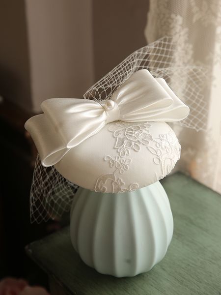 Berretti Inghilterra Raso bianco Cappello Fascinator Fermagli per capelli Elegante da donna Applique in pizzo Fiore Sposa Velo da sposa Copricapo Chiesa 230112