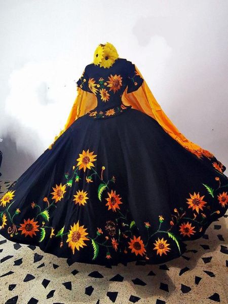 Schwarze mexikanische Quinceanera-Kleider mit Sonnenblumen-Stickerei, schulterfreier Schleife, Charro Sweet 15-Kleid, Sweet 16 Quince XV-Abschlussballkleider