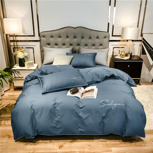 Set di biancheria da letto 2023 Copripiumino in cotone matrimoniale semplice in quattro pezzi Copripiumino in twill ricamato Confortevole blu scuro