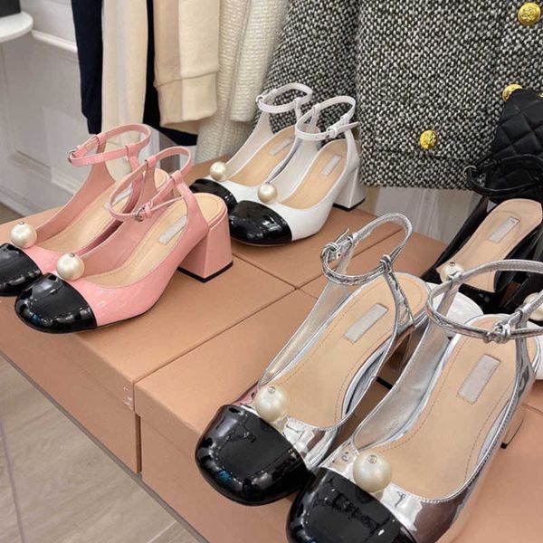 Sandali 2023 stile casual di lusso estate nuova famiglia Miu tacchi alti da donna testa tonda perla scarpe Mary Jane tacco spesso bottone piatto singolo