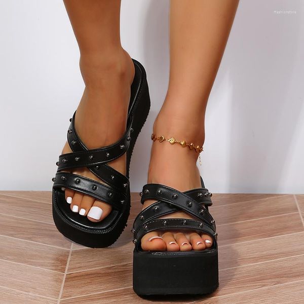 Pantofole Piattaforma in pelle nera Piattaforma femminile Fashion's Europe/America Sexy Rivet Cross Sandals Summer 2023 Outdoor