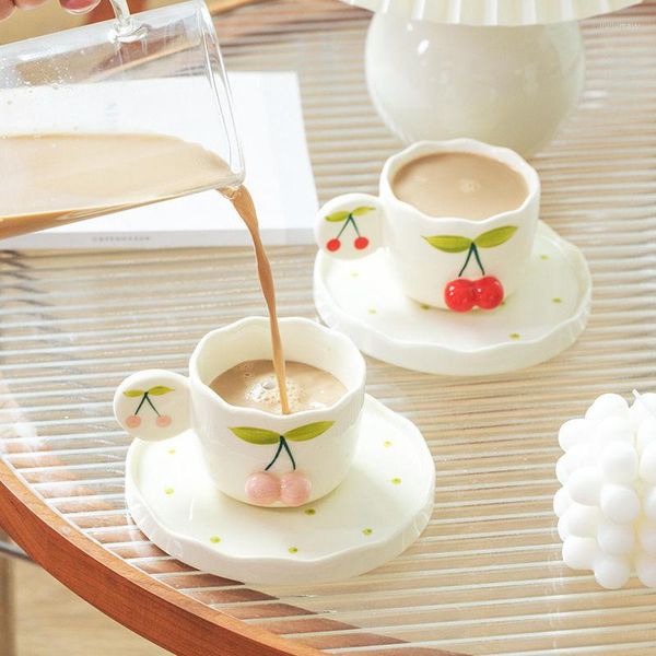Tassen, Untertassen, Kawaii-Keramik-Kaffeetasse und Untertasse, niedliche 3D-Kirsche, handbemalt, Tee- und Milchtassen-Set, Dessertteller, personalisiertes handgefertigtes Geschenk