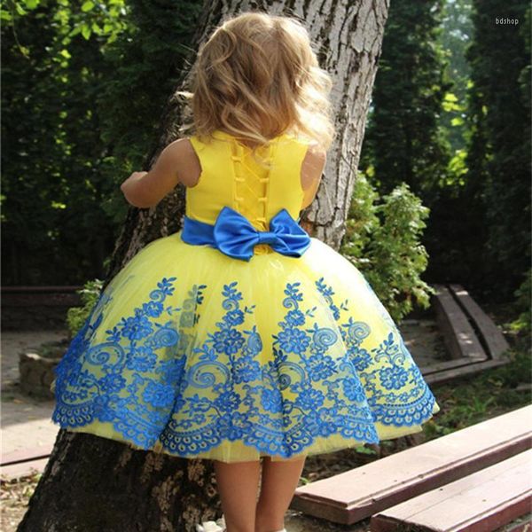 Mädchenkleider Formelles kurzes Mini-Lolita-Kind-schönes gelbes Blumenkleid mit blauem Spitzenapplikationsgürtel Kommende süße Festzugskleider