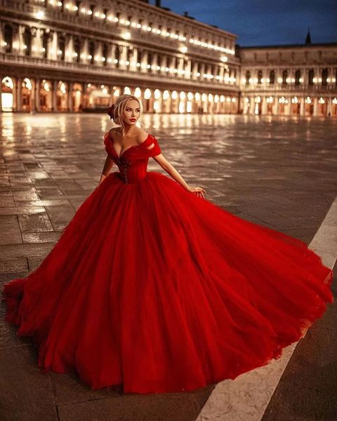 2023 Red Quinceanera Vestidos fora do ombro Crystal Bads Sweet 16 Prom Dress Sweep Sweep Ball vestido Tulle Princess Vestido de festa Custom