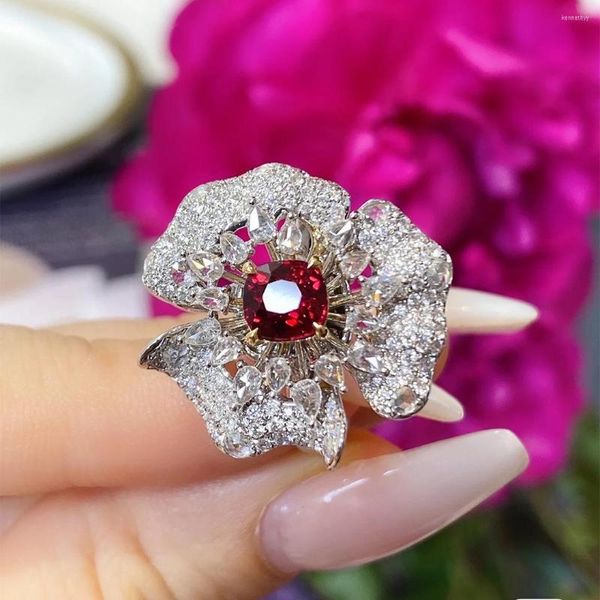 Anéis de casamento Trendy Temperamento vintage Trendy Big Flower for Women Bling Simulation Ruby Red Crystal Party Cocktail Ring Redailable