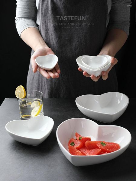 Tigelas tigelas brancas cerâmica em forma de coração lanche salada de frutas café da manhã utensílios de mesa de cozinha pratos de cozinha caseira