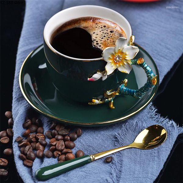 Xícaras pires de estilo europeu Cerâmica Esmalte artesanal pintado 3D Flower Coffee Cup com pires Conjunto de pires Office Tarde Tarcup Porcelan Milk Mug1