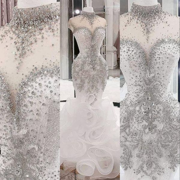 2023 Lussuosi abiti da sposa a sirena Arabo Cristalli di perline argento Collo alto Ruffles Tiered Plus Size Abiti da sposa Sheer Neck Abiti da sposa Hollow Back