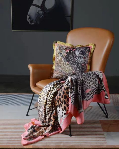 Neue Farbgeschenk Leopard -Druckdecke und Kissen große Größe 5555 cm Kissen obere Wachtelblöcke Mädchen Velvet Home Sofa Decke