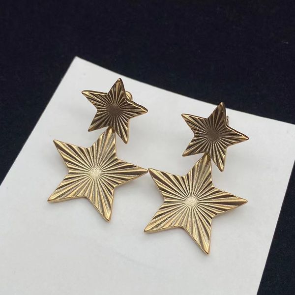 Fünfzackige Stern-Charm-Ohrringe in Bronzegröße mit antikem Muster. Klassische, schlichte, modische Designer-Ohrringe für Damen, Hochzeit, Party, hochwertiger Araetes-Schmuck