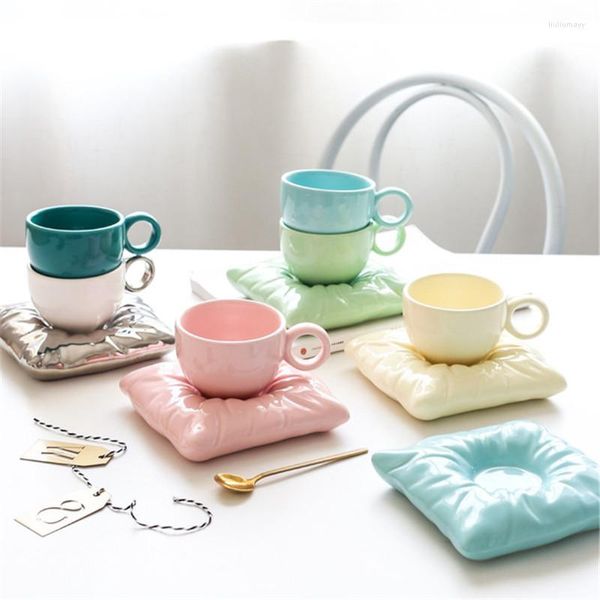 Tazze Piattini Nordic Creative Cuscino Borsa Tazza da caffè e piattino Set da tè in ceramica Home Office Bicchieri Regali di nozze di compleanno personalizzati