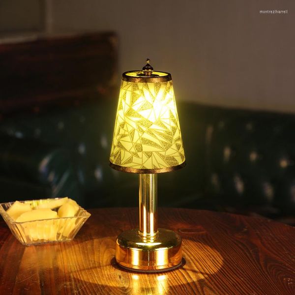 Lâmpadas de mesa Lâmpada de mesa LED de clipe-on LED USB Carregamento de ouro flexível Crystal Lampshade Olhos Luz de luxo de luxo C