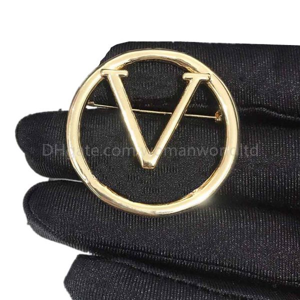 Preço por atacado Homens homem designer broche de moda fossa pinos Acessório de vestido de vestido dourado diamante pérola letra de luxo jóias broches peitoril