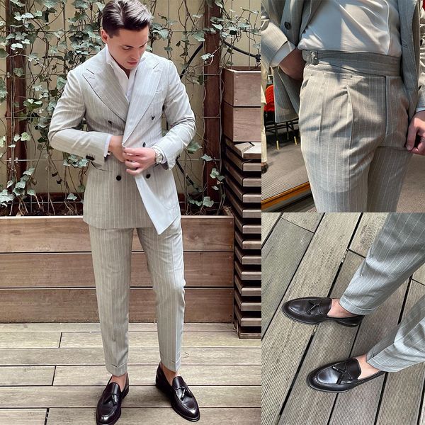 Smoking da uomo in due pezzi Abiti da uomo Giacca da abito formale classico a righe bianche Doppio petto Tasche con risvolto con visiera personalizzate Pantaloni da sposo Groomsman