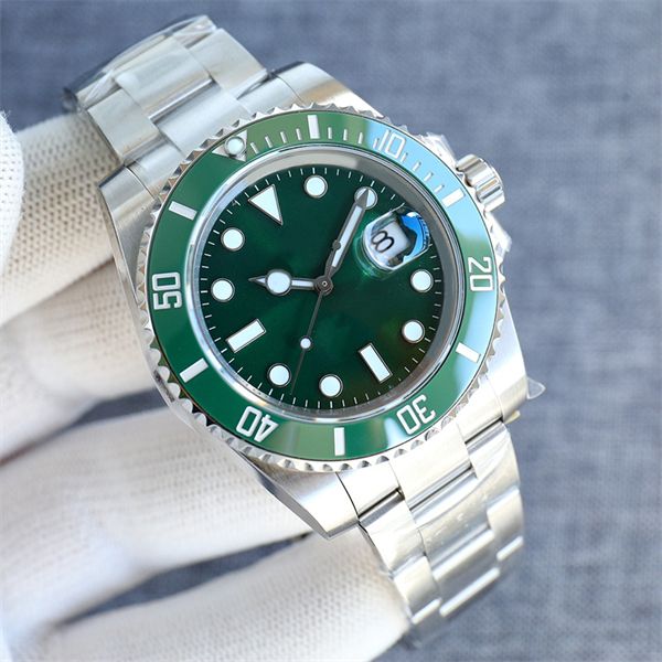 Luxury's maschi's Watch Submarine Verde Verde Vergia Rotonda 40 mm Resistente a graffi Blu Crystal Glass Finestra Calendario Manota automatica in acciaio inossidabile 904L Macchina automatica luminosa