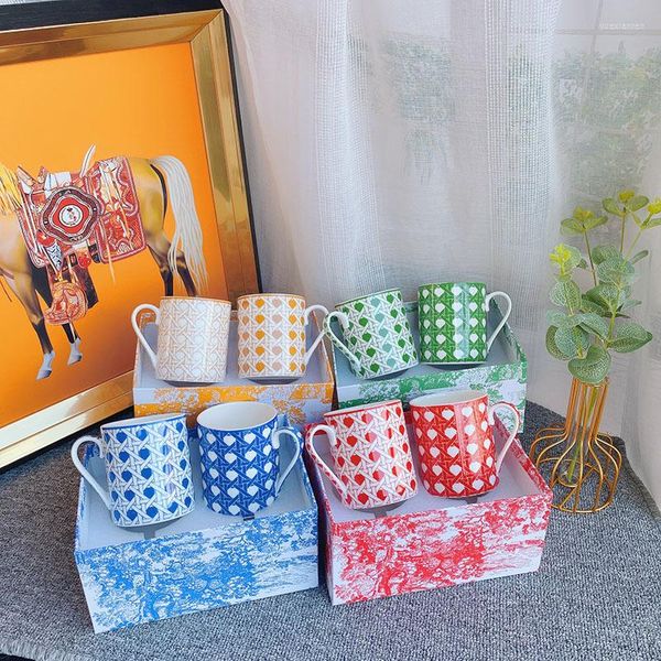 Piatti Tazza da acqua Design a scacchi Coppia di tazze in ceramica Bicchieri colorati Con confezione regalo Set di stoviglie per la casa del latte Regalo di compleanno