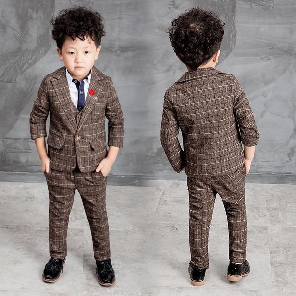 Giyim setleri 2023 çocuk takım elbise bebek erkekler takım elbise blazer düğünler için resmi ceketler set ceketler yelek pantolon 3pcs 2-10y