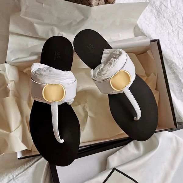 Neue Flip Flops Sandale Hausschuhe Sommerreise Echtes Leder Metall Logo im Freien Sliders Luxus Designer Sandale Mule Slipper Freizeitschuhe flache Ferse Slide Herren Box
