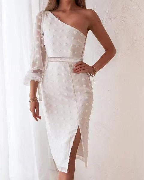 Lässige Kleider Sommer Damenbekleidung 2023 Europäische und amerikanische weiße schräge Umhängetasche Hip Fashion Sexy Split Puff Sleeve Kleid