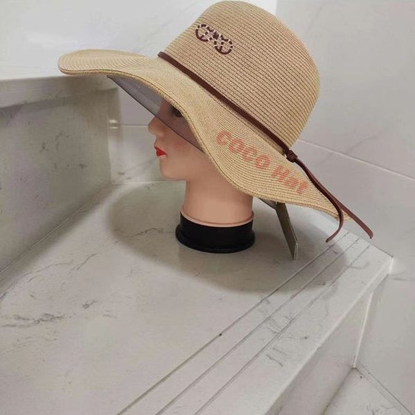487224 Protezione solare da donna Tessuto di paglia Outdoor Fashion Luxury Casual Cappelli da sole Cappello da spiaggia con design a tesa larga in pelle PU