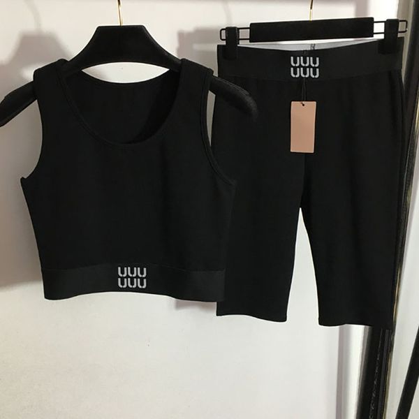 Tuta da donna di lusso Tuta da yoga senza maniche nera Tuta imbottita Abbigliamento sportivo da donna Canotta da palestra Pantaloncini Canotta da lettera Serbatoi Legging corto