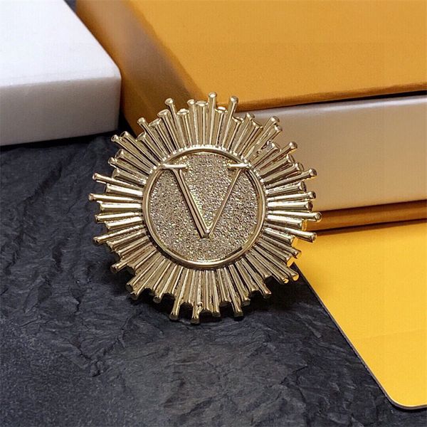 Golden V Lettere Spilla Abiti di moda Spille Designer Scintillanti Cuori di diamanti Spille Gioielli per le donne Regali per abiti da festa di nozze