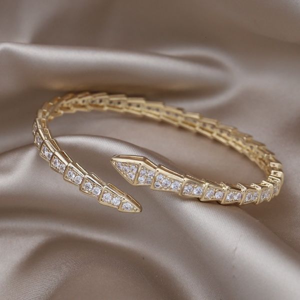 Braccialetto 2023 gioielli di moda di design 14K rame placcato oro intarsiato zircone serpente braccialetto aperto accessori per feste da donna di lusso 230802