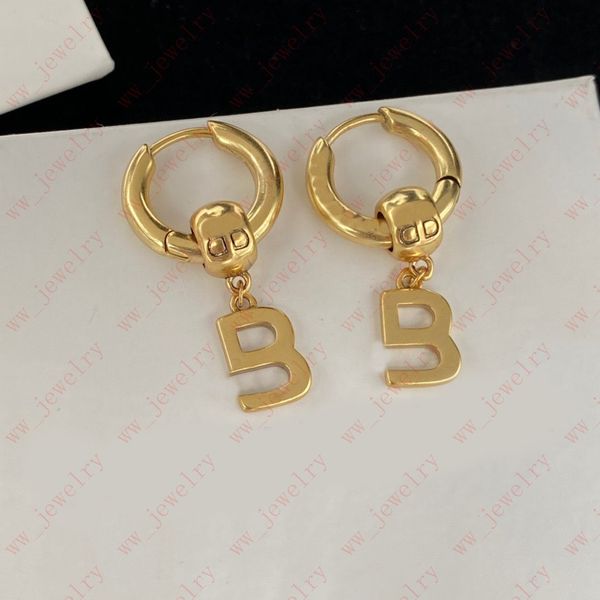 Designer Messing Normal Circle Alphabet Anhänger Charm Women Ohrringe, Mode einfach, das beste Geschenk für Liebhaber von Angehörigen und Freunden