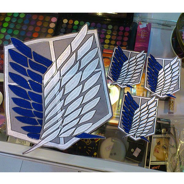 Adesivi giocattolo per bambini Set da 4 pezzi Attack on Titan Survey Corps Wings Adesivi di stoffa Anime ver. Emblema Recon Corps Shingeki no kyojin Cosplay Distintivi blu 230802