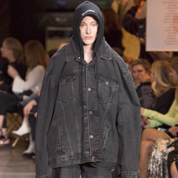 Мужские куртки VETEMENTS Черная джинсовая куртка Мужская одежда Y2k Уличная одежда Женские подплечники High Street 230803