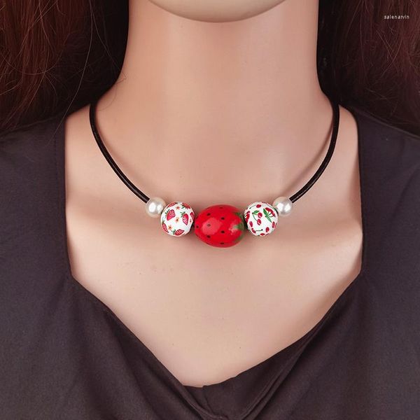 Collane con ciondoli di frutta di fragola con perline di legno con stampa girocollo per regali di gioielli vintage con collana di perline da donna