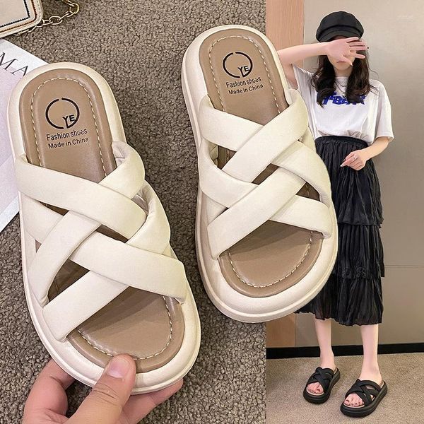 Pantofole suola spessa per le donne che indossano sandali a punta tonda estiva 2023 che incrociano morbide scarpe da spiaggia casual