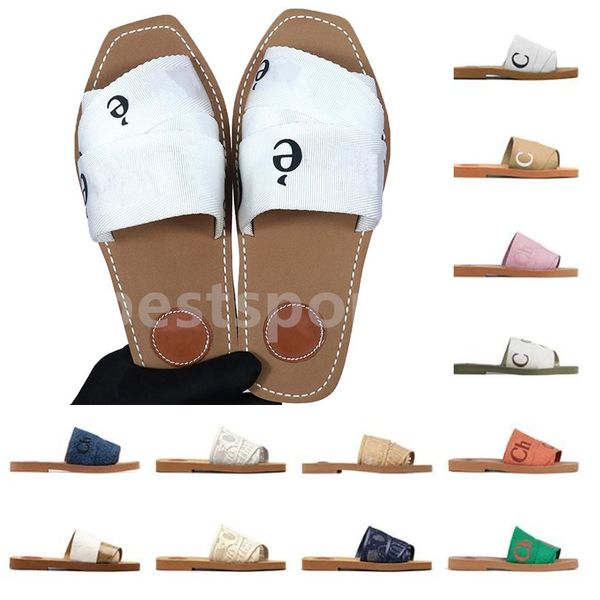 Designer-Hausschuhe, Slider, Sandalen, holzige, flache Pantoletten. Die O-Signatur der Maison ziert die Innensohle. Das einfache Slip-on-Design macht diese flachen Schuhe zu einem Sommer-Essential L3