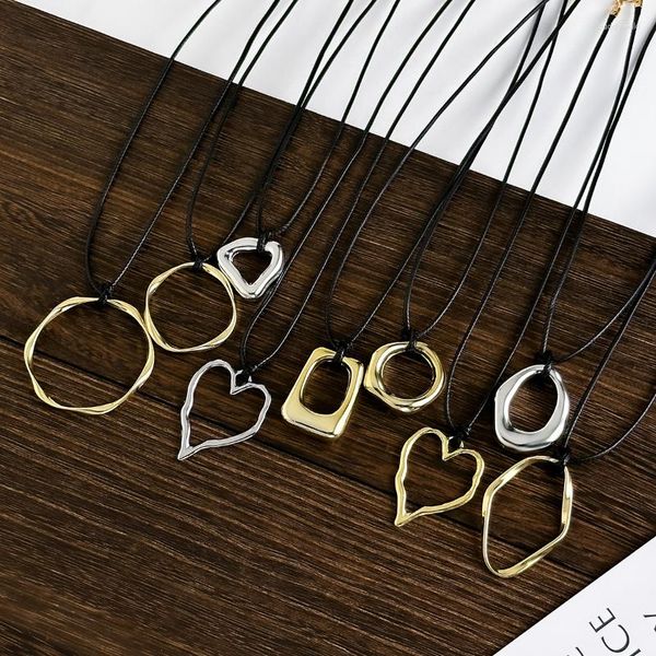 Zincirler Modern Mücevher Bir Katman Siyah Kordon Kolye Tasarlama Metalik İçi Boş Kalp Kolye Kadınlar Hediyesi